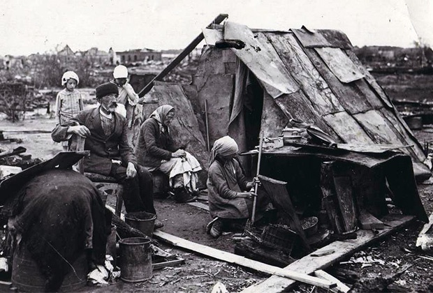 Жители Ярославля на руинах своих домов. 1918 год